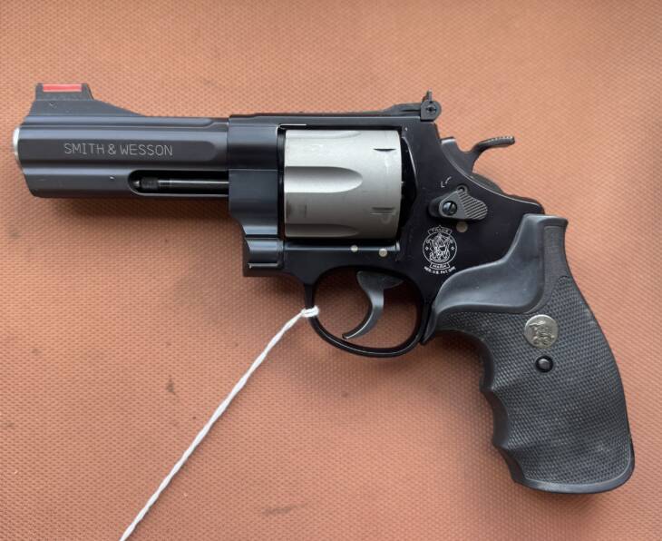 S&W 329